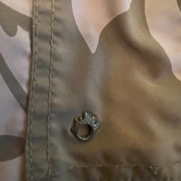 Quiksilver board shorts 10” inseam Hawaiian floral print - khaki green/tan - Picture 7 of 10